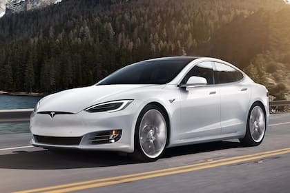 Tesla Model S. Con líneas de sedán deportivo, la marca de Elon Musk se animó a eliminar la gráfica que simulaba una parrilla