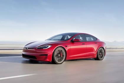 Tesla Model S, uno de los vehículos de la automotriz de Elon Musk que cuentan con el sistema de Autopilot