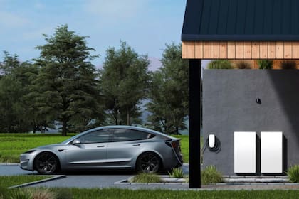Tesla ofrece Powerwall, un sistema de batería doméstico que se carga con paneles solares o la red eléctrica