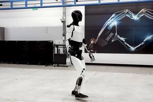 Tesla trabaja en el desarrollo de su robot de aspecto humano Optimus, y para ello busca una persona que ayude en la captura de datos en el entorno de trabajo, con el énfasis puesto en la coordinación y la movilidad