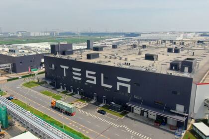 Tesla tuvo que cerrar su fábrica en China por la pandemia de Covid