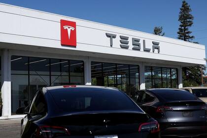 Tesla vendió menos vehículos e ingresó menos en el primer trimestre de este año.