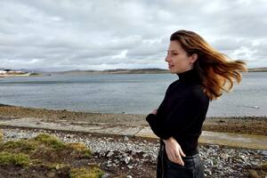 Teslyn Barkman, integrante del consejo de gobierno de las islas; nació después de la guerra y dice que las secuelas de 1982 siguen presentes en el día a día