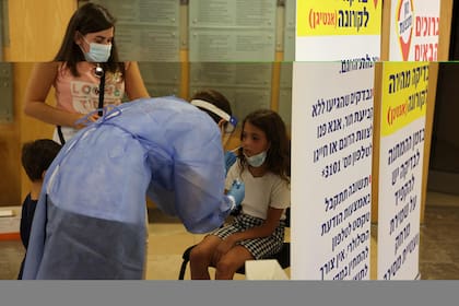 Test de antígenos en Jerusalén  (Photo by MENAHEM KAHANA / AFP)