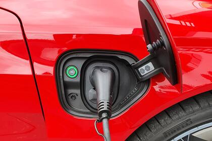 Este Audi RS e-tron GT cuenta con dos cargadores, uno a cada lado del auto