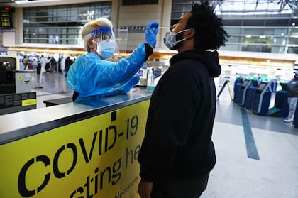 Testeos de Covid-19 en el aeropuerto internacional de Los Ángeles (Mario Tama/Getty Images)