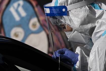 Testeos de covid-19 en las afueras del hospital Santa Maria della Pieta, en Roma