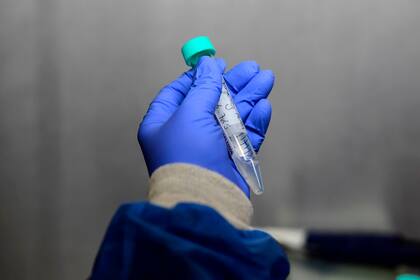 El testeo PCR-antígeno, fabricado por el laboratorio Abbot, cuesta entre 6 y 10 dólares oficiales y muestra resultados de coronavirus en 15 minutos. Será la prueba a la que se someterán los futbolistas de la Liga Profesional.