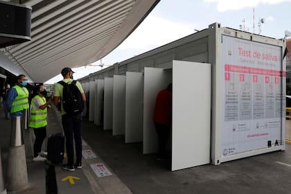 El gobierno de la ciudad tiene puestos de testeos en el aeropuerto de Ezeiza para quienes llegan rumbo a la Capital