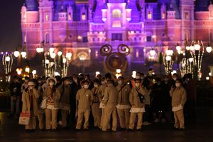 China encerró a más de 30.000 personas en Disneyland por un caso positivo de Covid-19