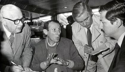 Testigos del secuestro de Guillermo Patricio Kelly conversan con periodistas antes mientras la víctima continuaba desaparecida