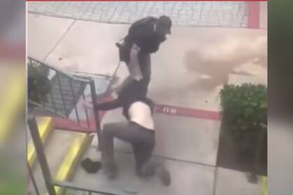 Testigos en el operativo denunciaron que un hombre fue disparado con un taser por un agente en dos ocasiones