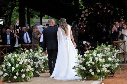 Testigos, las hermanas de la novia y también las del novio. Las Macro se encargaron de decir: “a Belu y a la familia de Belu, una bienvenida al grupo”. También habló Luis Malaespina, amigo de Jorge Macri.