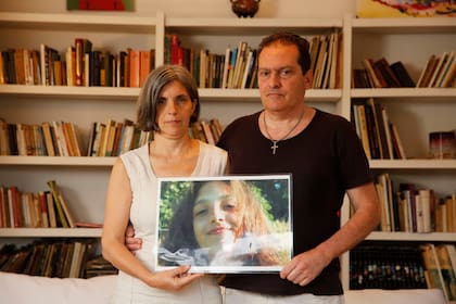 Los padres de Lola Chomnalez, Adriana Belmote y Diego Chomnalez, impulsaron la acción judicial