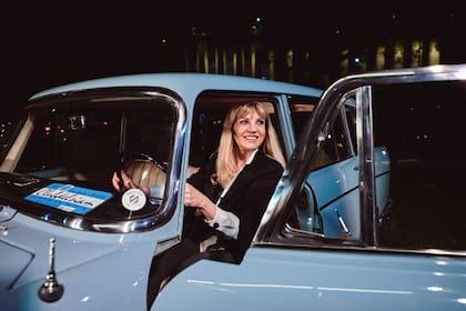 Teté Coustarot, al volante de un Siam Di Tella.