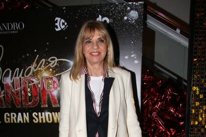 Tete Coustarot combinó una camisa a rayas y un traje holgado negro con zapatillas urbanas y un tapado en color crema