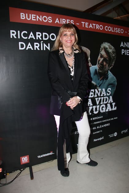 Teté Coustarot, espléndida, en la puerta del Teatro Coliseo