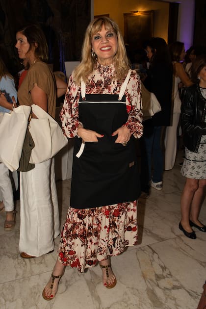 Teté Coustarot fue la conductora del evento. Se acercó a apoyar el trabajo de Bab Taller, el taller de costura liderado por mujeres en el barrio vulnerable Almirante Brown de Tigre. Así lució su delantal.