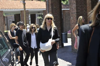 Teté Coustarot fue una de las primeras en acercarse al Cementerio de la Chacarita para despedir a Giordano. "Gracias por tantos años de diversión, creatividad y amistad", fueron las palabras que eligió para recordar al estitlista en sus redes sociales