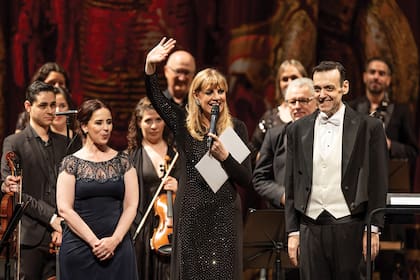 Teté Coustarot, que ofició de maestra de ceremonias, rodeada por la soprano María José Badano y el tenor Mariano Spagnolo.