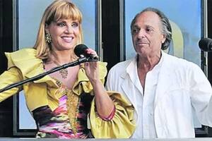 Teté Coustarot y Roberto Giordano en la conducción de uno de los desfiles del peluquero. "No importa lo que haga, todo el mundo me recuerda por la frase de Roberto '¡Qué noche, Teté!'".