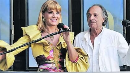 Teté Coustarot y Roberto Giordano en la conducción de uno de los desfiles del peluquero.