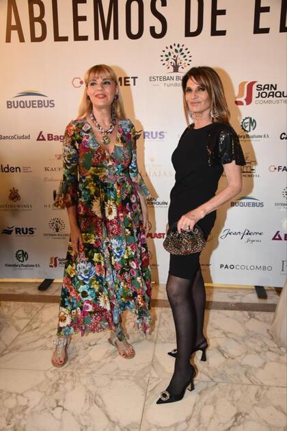 Teté Coustarot y Teresa Calandra en la gala a beneficio de la Fundación Esteban Bullrich, en el Alvear Palace Hotel