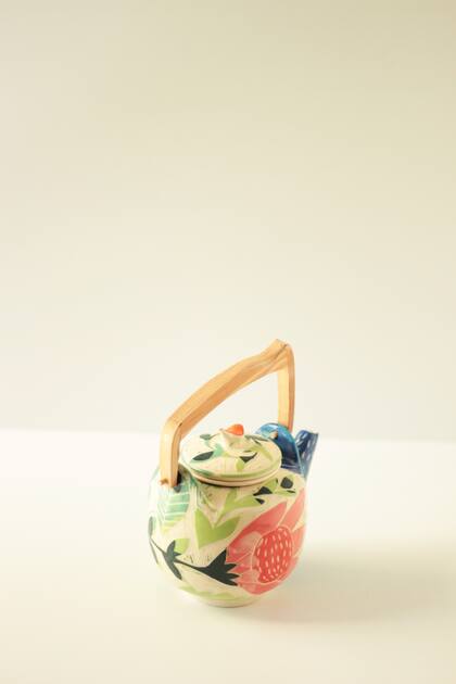 Tetera de cerámica, con colador incluido, pintada a mano (Mundo Cacharro, $ 1300)