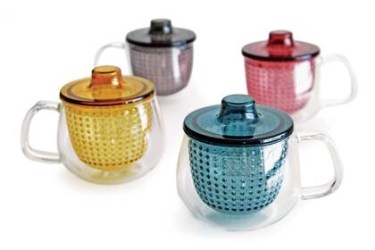 Tacitas para el té con cuerpo y tapa de vidrio, e infusor de poliéster.