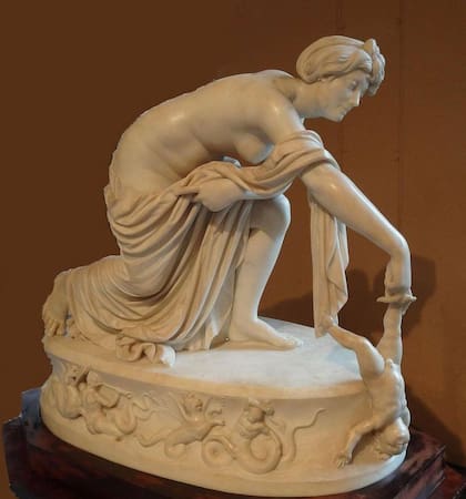 Tetis sumerge a Aquiles en el río Estix, una estatua en mármol del escultor británico Thomas Banks, (1735-1805). Con agradecimiento al Museo V&A por permitir la fotografía