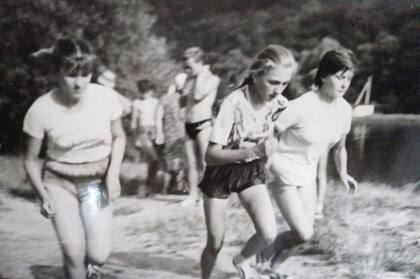 Tetyana (en el medio) siempre disfrutó del aire libre y el deporte.