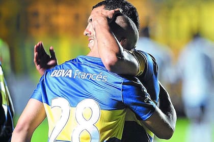 Tevez abraza a Messidoro