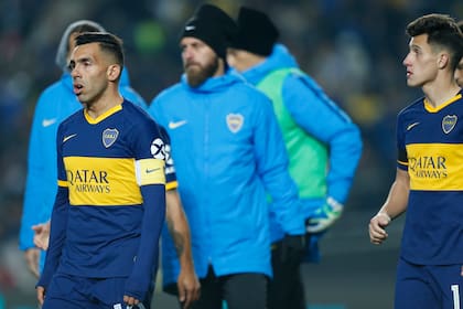 Tevez encabeza la retirada triste de Boca, después de la eliminación en la Copa Argentina.