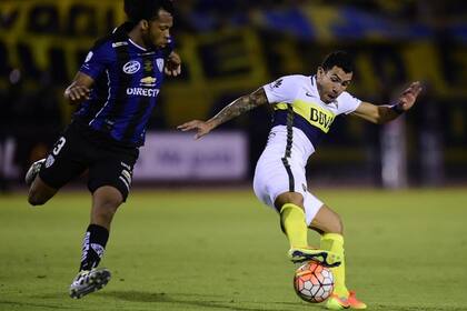 Tevez en acción, frente a Independiente del Valle, durante la semi de la Libertadores 2006; ese año fue el último sin vueltas olímpicas para Boca, hasta este 2024