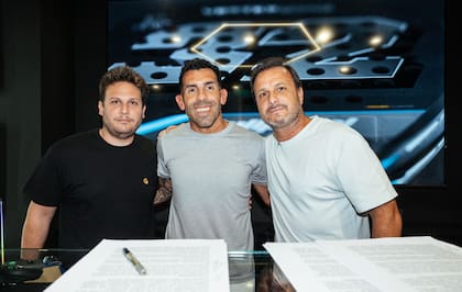 Tevez firmó oficialmente su contrato como imagen de los nuevos clubes Apache 32, un proyecto que busca expandir y profesionalizar el pádel en distintos puntos del país. El primer complejo abrirá en breve en la localidad de Bella Vista.