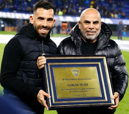 Tevez fue homenajeado cuando en noviembre pasado visitó la Bombonera como DT de Talleres; este jueves volverá a enfrentarlo