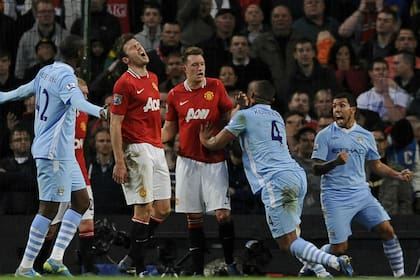 Tevez grita con furia el gol de su compañero