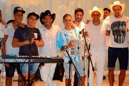Tevez, junto a la banda de El Show de Andy