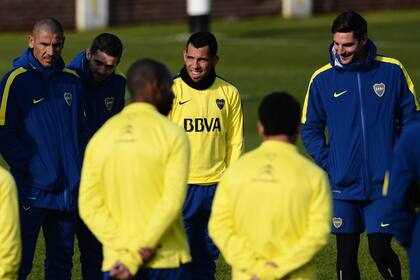 Tevez junto a Sara, que volverá a ser titular el domingo