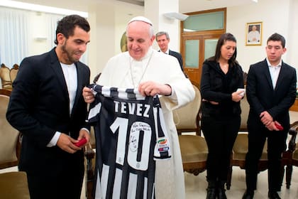 Tevez le regalaó su camiseta de Juventus al Papa; en Italia aprendió otro modo de vivir el fútbol