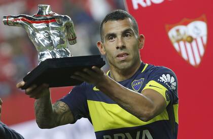 Tevez levanta el trofeo Antonio Puerta