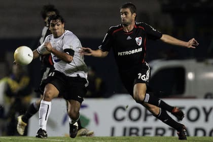 Tevez lucha el balón con Gerlo; fue en 2006, cuando River eliminó a Corinthians en Brasil