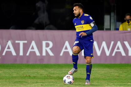 Tevez pisa la pelota en la Bombonera ante The Strongest. Fue su última vez como jugador en la cancha de Boca.