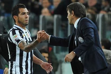 Carlos Tevez saluda a Antonio Conte, su DT en Juventus