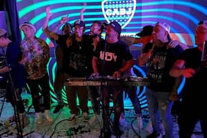 Tevez, rodeado de los integrantes de la banda de cumbia El Show de Andy, durante el cumpleaños de la hija del ídolo