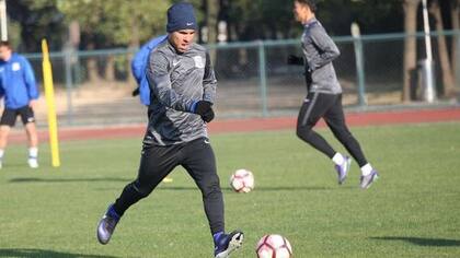 Tevez se mostró proactivo en la práctica del Shanghai Shenhua