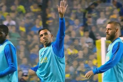 Tevez, serio, agradece a los hinchas el caluroso recibimiento