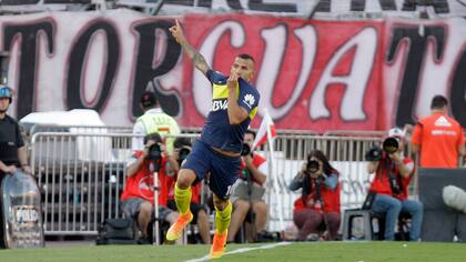 Tevez silenció a todo el Monumental con una actuación descollante