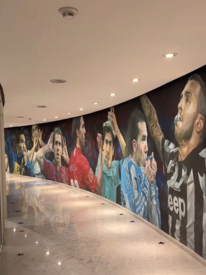 Tevez tiene un mural con imágenes de sus diversas etapas deportivas (Foto: Captura de video / TikTok @shootforloveworld)