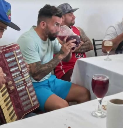 Tevez tomó un trago en un vaso hecho con una botella de plástico